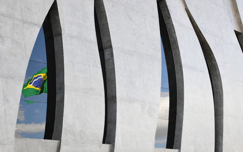 Detalhe arquitetônico do Supremo Tribunal Federal com bandeira do Brasil