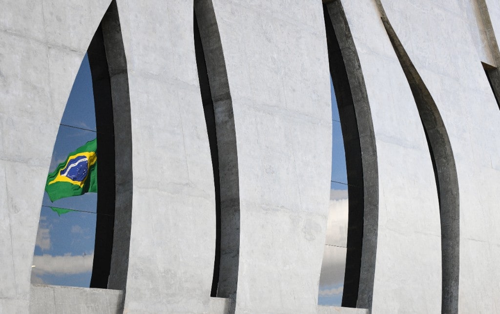 Detalhe arquitetônico do Supremo Tribunal Federal com bandeira do Brasil